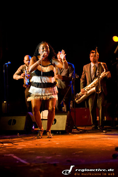 Sharon Jones and The Dap-Kings (live in Koeln 2010)